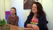 Maria Maaß, Neumitglied der Grünen Hamburg sitzt mit ihrer Tochter am Tisch © NDR 
