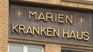 Schriftzug "Marienkrankenhaus" an der Fassade der Klinik in Hamburg. © TeleNewsNetwork 