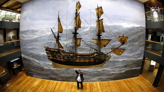 Das Modell des Schiffes "Wapen von Hamburg III" im Internationalen Maritimen Museum. © dpa Foto: Marcus Brandt