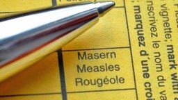 Ein Impfbuch mit dem Eintrag "Masern". Ein Impfbuch mit dem Eintrag "Masern". © imago