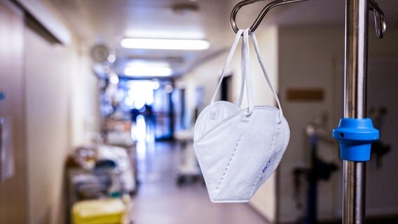 Eine Maske hängt an einerm Infusionsständer im Krankenhaus. © picture alliance/dpa Foto: Christophe Gateau