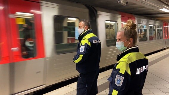Die Hochbahnwache kontrolliert die Einhaltung der Maskenpflicht. © NDR Foto: Screenshot