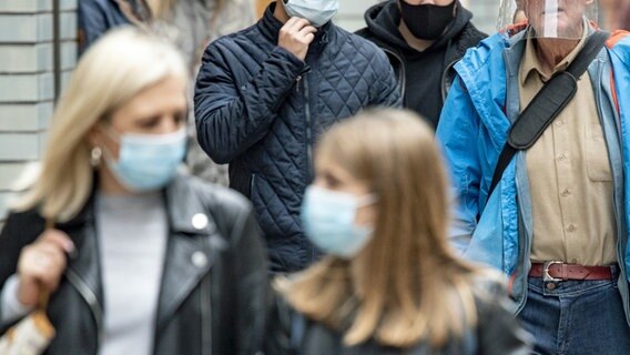 Menschen mit Maske auf der Straße in Hamburg. © picture alliance/dpa Foto: Axel Heimken