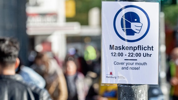 Ein Schild mit der Aufschrift "Maskenpflicht!" im Hamburger Stadtteil St.Georg. © picture alliance / dpa Foto: Markus Scholz