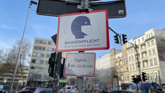 Schild "Maskenpflicht" am Hamburger Steindamm © NDR Foto: Alexander Heinz