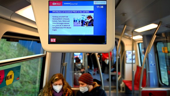 FFP2-Maskenpflicht in Bussen und Bahnen: Der Infoscreen einer U-Bahn weist darauf hin. © picture alliance / rtn - radio tele nord Foto: rtn, frank bründel