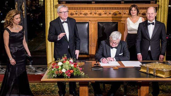 Das Matthiae-Mahl 2018 im Hamburger Rathaus. © dpa-Bildfunk Foto: Axel Heimken