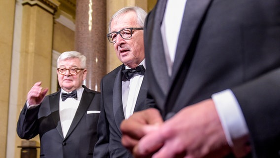 Joschka Fischer und Jean-Claude Juncker treffen zum Matthiae-Mahl 2018 im Hamburger Rathaus ein. © dpa-Bildfunk Foto: Axel Heimken