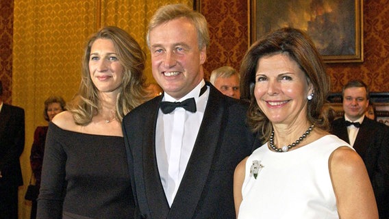Ole von Beust empfängt im Hamburger Rathaus Steffi Graf (links) und Königin Silvia von Schweden. © dpa Foto: Wolfgang Langenstrassen