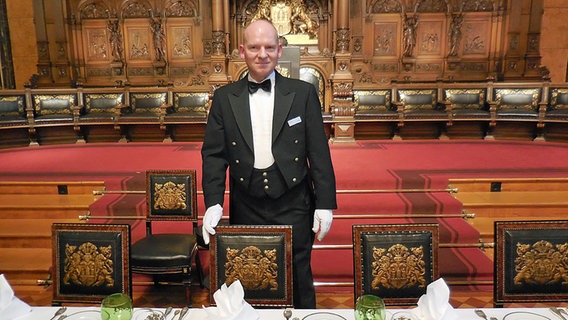 Servieleiter Carsten Rogge steht im Großen Festsaal des Hamburger Rathauses. © NDR.de Foto: Marc-Oliver Rehrmann