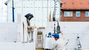 Handwerker errichten in Hamburg die Wände eines Mehrfamilienwohnhauses. © picture alliance/dpa Foto: Markus Scholz