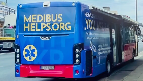 Ein sogenannter Medibus, der Flüchtlingsunterkünfte anfährt, um medizinische Hilfe zu leisten. © NDR 