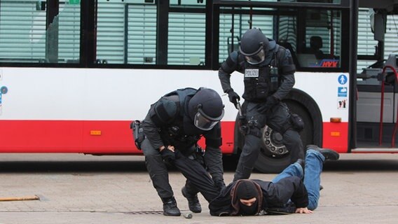 Zwei MEK-Beamte überwältigen einen Gewalttäter. © Carolin Fromm/NDR Foto: Carolin Fromm