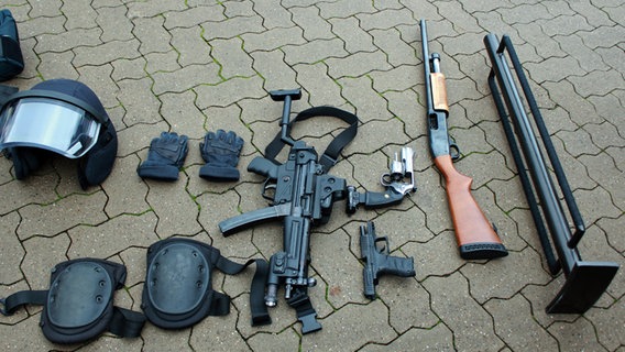Mehrer Pistolen und Waffen des MEK liegen auf dem Boden. © Carolin Fromm/NDR Foto: Carolin Fromm