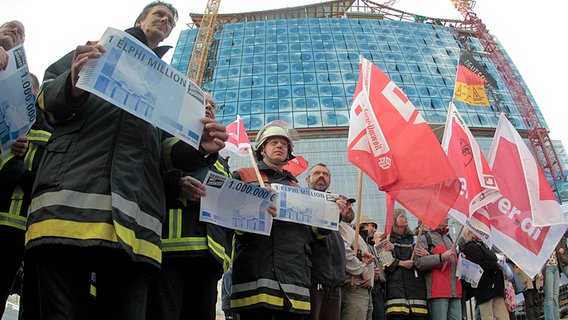 Mehrere Tausend Menschen protestierten in Hamburg mit einer Menschenkette zwischen Elbphilharmonie und Finanzbehörde gegen die Sparpläne von Bund und Senat. Mehrere Tausend Menschen protestierten in Hamburg mit einer Menschenkette zwischen Elbphilharmonie und Finanzbehörde gegen die Sparpläne von Bund und Senat. © dpa Foto: Markus Scholz