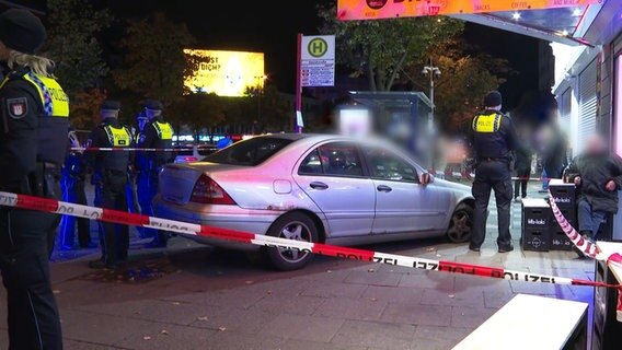 Mercedes steht schräg auf dem Gehweg vor einem Kiosk. © TV News Kontor Foto: Screenshot