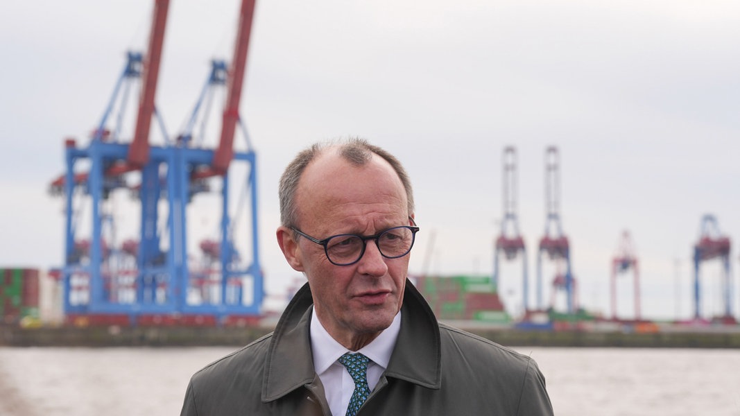 Friedrich Merz, Parteivorsitzender der CDU, steht am Hamburger Hafen.