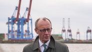 Friedrich Merz, Parteivorsitzender der CDU, steht am Hamburger Hafen. © picture alliance/dpa Foto: Marcus Brandt