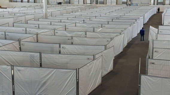 Die neue Flüchtlings·unterkunft in den Hamburger Messehallen. © NDR Foto: Screenshot