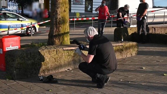 Eine Kriminaltechniker fotografiert einen Tatort. © TV Newskontor Foto: Screenshot