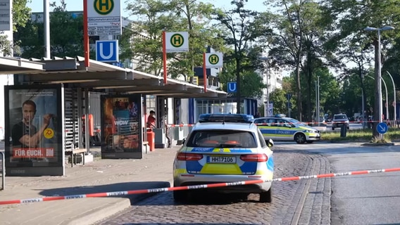 Einsatzkräfte der Polizei sperren einen Bereich einer Bushaltestelle in Hamburg-Mümmelmannsberg nach einer Messerattacke. © NonStopNews Foto: Screenshot