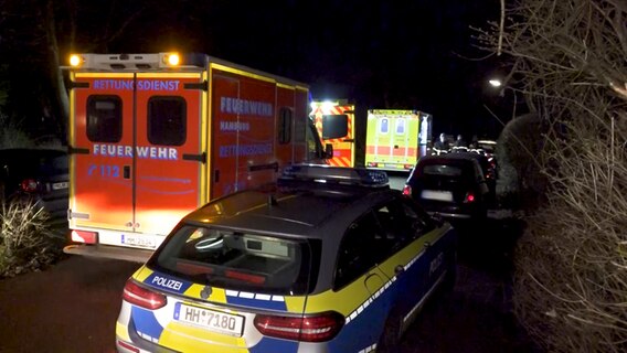 Einsatzfahrzeuge der Polizei und Feuerwehr stehen in einer Straße in Hamburg. © TeleNewsNetwork Foto: Screenshot