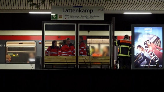Blick auf den Bahnsteig Lattenkamp mit Rettungskräften an der U-Bahn. © TeleNewsNetwork Foto: Screenshot