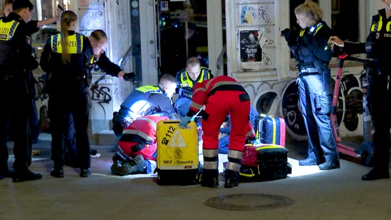 Einsatzkräfte der Polizei und Feuerwehr behandeln einen niedergestochenen Mann im Hamburger Karoviertel. © TeleNewsNetwork 