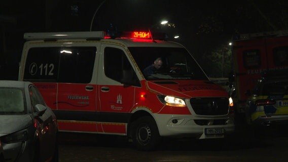 In Rahlstedt ist eine Frau durch Messerstiche schwer verletzt worden. Feuerwehr und Polizei sind im Einsatz. Der Rettumgswagen steht mitten auf der Straße. © tv news kontor 