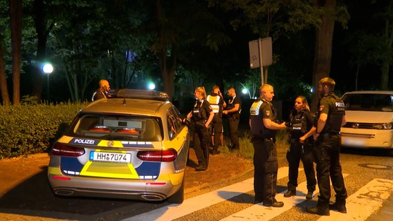 Ein Polizeiauto parkt an einer Straße und mehrere Polizistinnen und Polizisten stehen um den Wagen. Ein Polizeiauto parkt an einer Straße und mehrere Polizistinnen und Polizisten stehen um den Wagen. © TNN