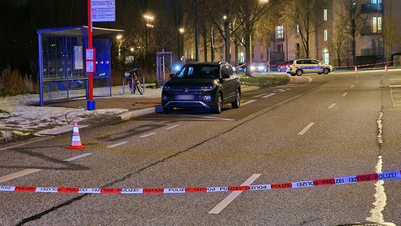 Die Polizei hat einen Tatort nach einer Messerstecherei abgeperrt. © HamburgNews 