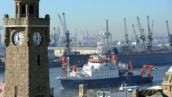 Das deutsche Forschungsschiff "Meteor" im Hamburger Hafen. © dpa-bildfunk Foto: Daniel Bockwoldt