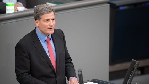 Der Abgeordnete Metin Hakverdi (SPD) spricht im Deutschen Bundestag © picture alliance/dpa | Christophe Gateau Foto: Christophe Gateau