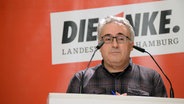 Metin Kaya steht an einem Rednerpult. © IMAGO Foto: Andre Lenthe