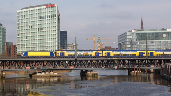 Ein Metronom fährt über die Oberhafenbrücke in Hamburg. © picture alliance Foto: Markus Mainka