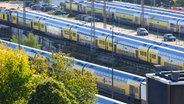 Regionalzüge des Anbieters Metronom stehen auf der Abstellanlage Högerdamm / Hauptbahnhof im Stadtteil Hammerbrook. © dpa Foto: Jonas Walzberg