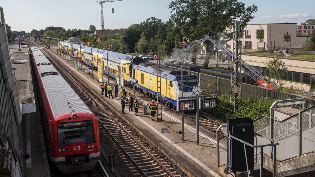 Ein Brand an einer Lok eines Metronom-Zuges wird am Bahnhof Neugraben von der Feuerwehr gelöscht.