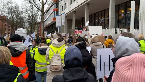 Medizinische Fachangestellte demonstrieren in Hamburg. © NDR Foto: Screenshot