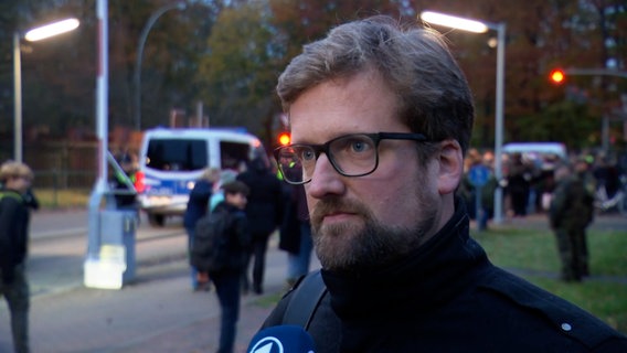 The teacher Michael Jöde from the Blankenese district school gives an interview.  © NDR Photo: Screenshot