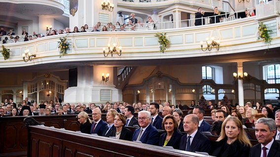 Bundeskanzler Olaf Scholz (3.v.r.) und Bundespräsident Frank-Walter Steinmeier (5.v.r.) nehmen an einem Gottesdienst in der Hauptkirche Sankt Michaelis teil. © Gregor Fischer/Pool AP/AP 