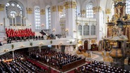 Menschen nehmen an einem Gottesdienst in der Hauptkirche Sankt Michaelis teil. © Gregor Fischer/Pool AP/AP 