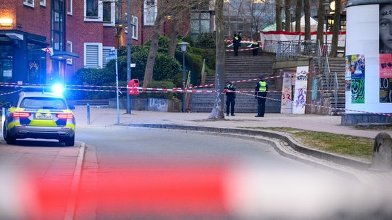 Polizisten haben den Fundort einer Leiche in Hamburg an der Michelwiese abgesperrt. © dpa Foto: Jonas Walzberg