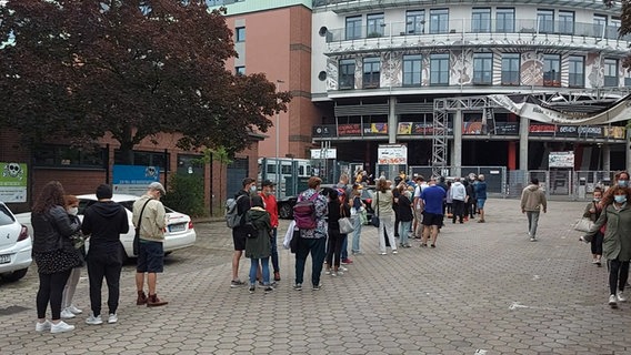 Menschen stehen vor dem Millerntor-Stadion. © NDR Foto: Screenshot