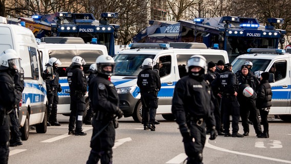 Diverse forze di polizia assicurano l'accesso al Millerntor Stadium.  © dpa Foto: Daniel Bockwoldt