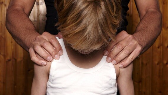Ein Mann legt einem Jungen die Hände auf die Schultern. © picture alliance / ANP Foto: Roos Koole