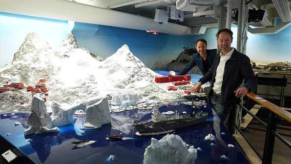 Frederik Braun (l.) und Gerrit Braun, Gründer des Miniatur Wunderlandes, stehen in der Antarktis in der neuen Abteilung Patagonien und Argentinien des Miniatur Wunderlandes.  © picture Alliance/dpa Foto: Marcus Brandt