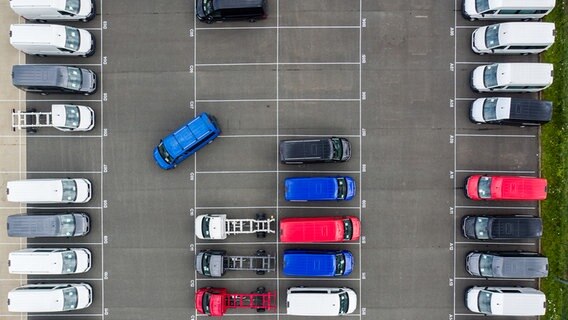 Transporter stehen auf einem großen Parkplatz. © picture alliance/dpa/dpa-Zentralbild Foto: Jan Woitas