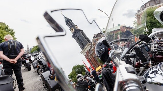 Tausende Motorradfahrer sind zum Motorradgottesdienst an der Hamburger Hauptkirche St. Michaelis gekommen © picture alliance/dpa Foto: Markus Scholz