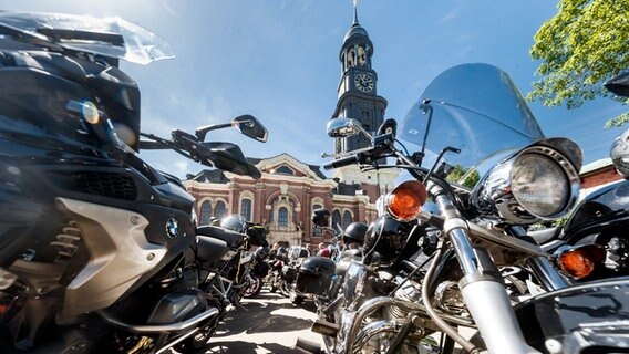 Motorräder parken beim Hamburger Motorradgottesdienst (MoGo) vor der Hauptkirche St. Michaelis. © picture alliance / dpa Foto: Markus Scholz