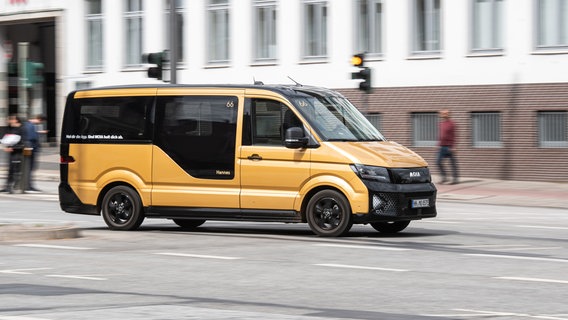 Ein Fahrzeug des VW-Fahrdienstes Moia fährt auf einer Straße. © picture alliance / dpa Foto: Daniel Bockwoldt